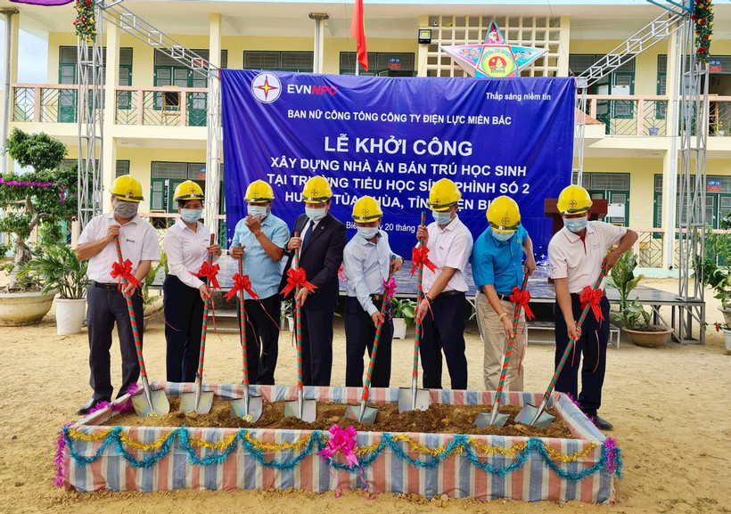 Đại diện lãnh đạo Ban nữ công của Tổng Công ty Điện lực miền Bắc, chính quyền địa phương và các đại biểu thực hiện nghi thức động thổ, khởi công công trình. Ảnh: TTXVN phát
