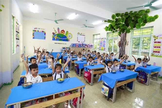 Niềm vui trong mỗi bữa ăn của các em học sinh Trường tiểu học Sông Đà. Ảnh: Trọng Đạt -TTXVN 