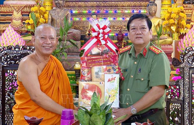 Thượng tọa Tăng Sa Vong, Phó Chủ tịch Hội Đoàn kết sư sãi yêu nước tỉnh Bạc Liêu nhận quà Tết từ Lãnh đạo Công an tỉnh. Ảnh: Trọng Nguyễn-TTXVN
