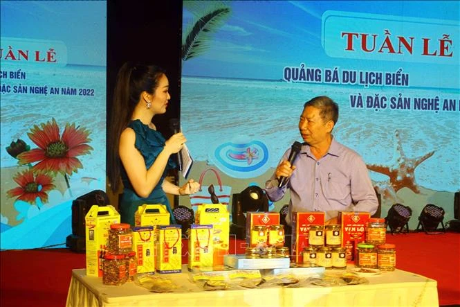 Quảng bá, giới thiệu các đặc sản Nghệ An đến du khách tại buổi lễ. Ảnh: Tá Chuyên – TTXVN