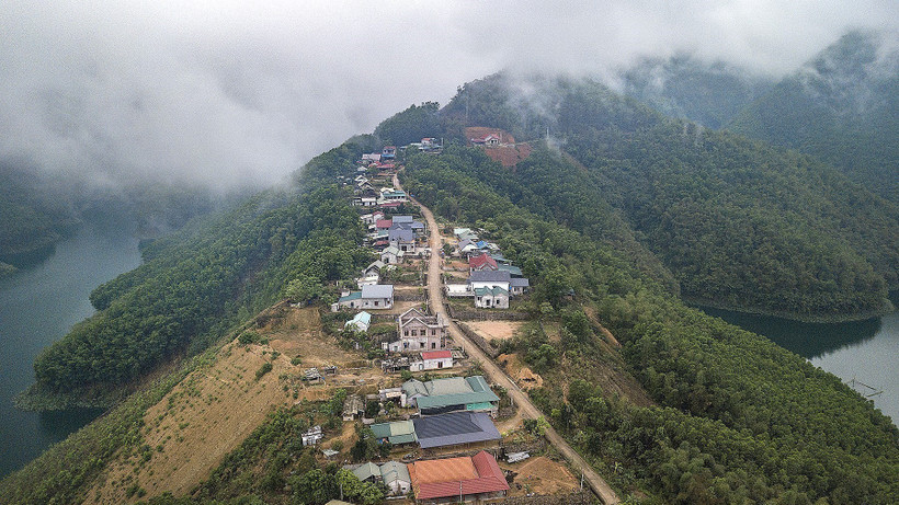 Xóm Lau Bai, xã Vầy Nưa (Đà Bắc, Hòa Bình) ba bên là mặt nước sông Đà nhưng hiện nay các hộ dân nơi đây đang đối mặt với cảnh thiếu nước sinh hoạt do nước đầu nguồn cạn kiệt không có nước về bể chứa chung của xóm. Ảnh: Trọng Đạt - TTXVN