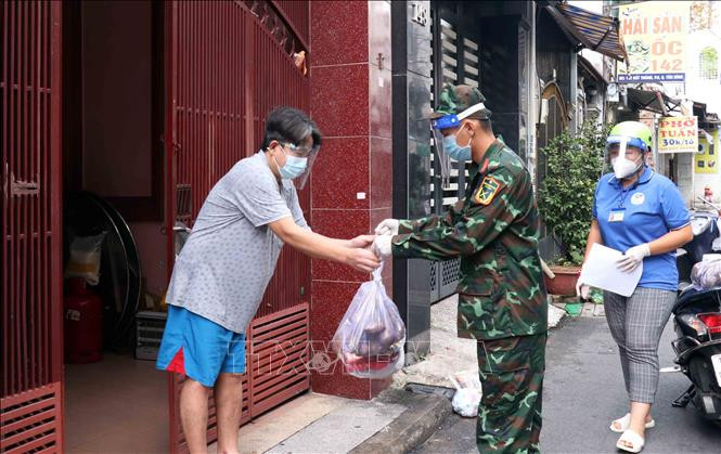 Cán bộ, chiên sỹ Sư đoàn 309 vận chuyển quà tặng nhu yếu phẩm sinh hoạt đến cho người dân tại phường 6, quận Tân Bình. Ảnh: Xuân Khu-TTXVN