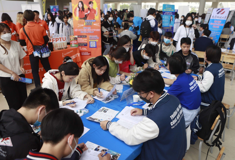 Học sinh THPT tìm kiếm thông tin liên quan đến kì tuyển sinh Đại học năm 2023 trong Ngày hội tư vấn tuyển sinh Đại học năm 2023 được tổ chức tại Vĩnh Phúc. Ảnh: Hoàng Hùng - TTXVN
