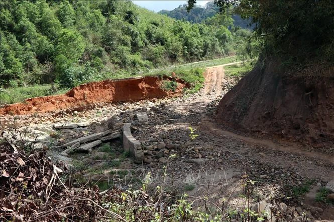 Đường từ xã Đăk Pne huyện Kon Rẫy (Kon Tum) vào làng Đăk Nâm bị hư hỏng nặng, cần sớm khắc phục để tạo thuận lợi cho bà con đi lại trước mùa mưa năm nay. Ảnh: Cao Nguyên - TTXVN