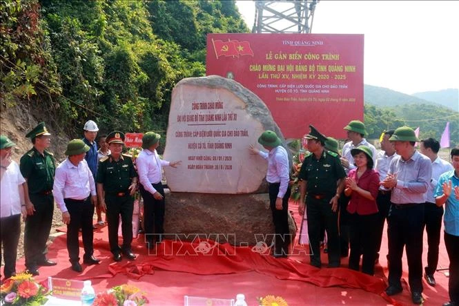 Ngày 2/9, tại đảo Trần, huyện Cô Tô, tỉnh Quảng Ninh diễn ra lễ đóng điện lưới quốc gia và gắn biển công trình cấp điện lưới quốc gia cho đảo Trần (giai đoạn II). Ảnh: Bùi Đức Hiếu - TTXVN