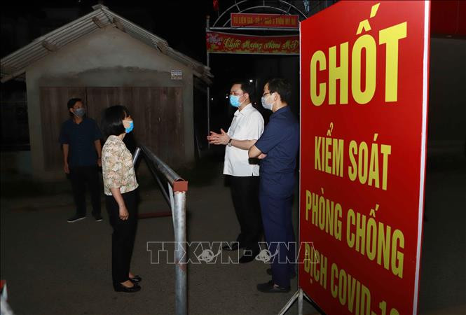 Đoàn công tác của UBND huyện Bình Xuyên kiểm tra các chốt kiểm soát tại thôn Tiền Phong, xã Tân Phong huyện Bình Xuyên. Ảnh: Hoàng Hùng - TTXVN