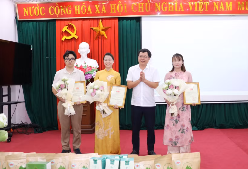 Trao Giấy chứng nhận quyền sử dụng nhãn hiệu chứng nhận cho các doanh nghiệp, hộ sản xuất, kinh doanh. Ảnh: Đức Phương - TTXVN