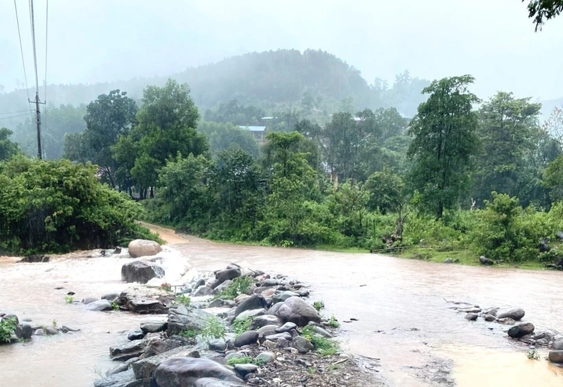 Mưa liên tục những ngày qua đã khiến mực nước các sông, suối trên địa bàn xã Dân Hoá, Trọng Hoá (huyện Minh Hoá, tỉnh Quảng Bình) dâng cao, nước lũ tràn về gây ngập, chia cắt cục bộ các ngầm tràn, thôn bản. Ảnh: TTXVN phát