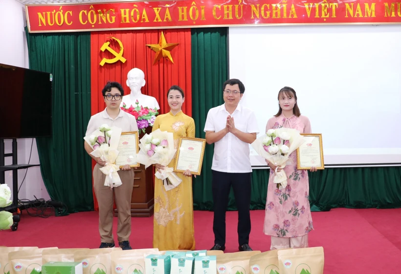 Trao Giấy chứng nhận quyền sử dụng nhãn hiệu chứng nhận cho các doanh nghiệp, hộ sản xuất, kinh doanh. Ảnh: Đức Phương - TTXVN