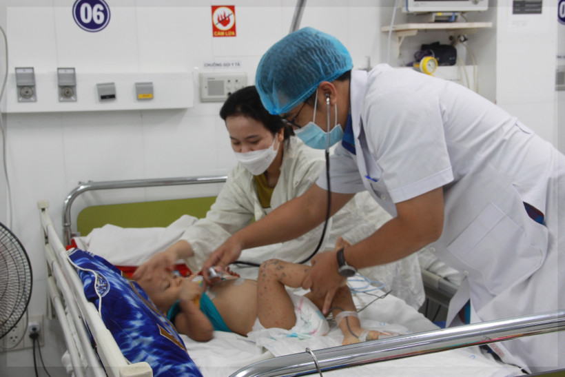Bác sĩ Bệnh viện Bệnh viện Bệnh Nhiệt đới tỉnh Khánh Hòa thăm khám cho các bệnh nhi. Ảnh: Phan Sáu - TTXVN