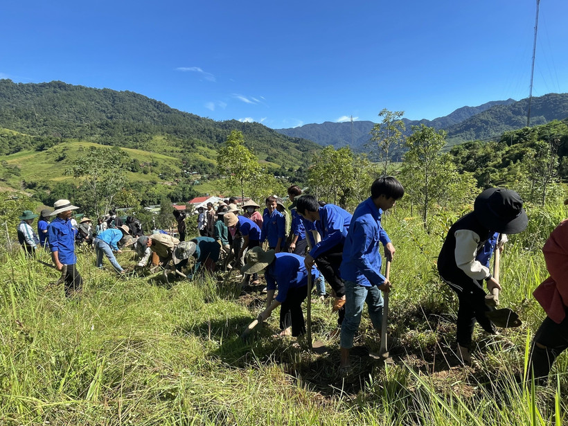 Tỉnh Đoàn Kon Tum phối hợp với Đoàn Thanh niên Trường Đại học Sư phạm Thể dục thể thao Thành phố Hồ Chí Minh tổ chức phát quang đường đi khu sản xuất cho người dân tại xã Ia Dom (huyện Ia H’Drai, tỉnh Kon Tum). Ảnh: Khoa Chương - TTXVN