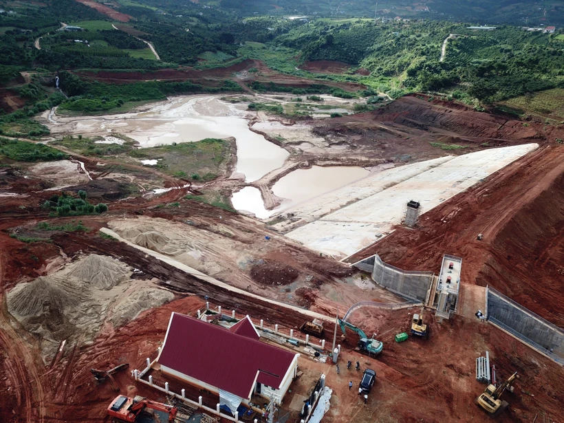 Tình trạng sạt trượt đất gây ảnh hưởng đến cụm công trình đầu mối của dự án hồ chứa nước Đông Thanh khiến nhiều hạng mục bị nghiêng, nứt, dịch chuyển, đẩy nổi… so với ban đầu. Ảnh: TTXVN phát