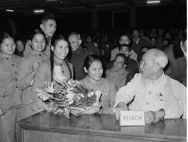 Chủ tịch Hồ Chí Minh nói chuyện thân mật với đại biểu Thanh niên xung phong dự Đại hội TNXP chống Mỹcứu nước toàn miền Bắc tháng 1/1967. Ảnh: TTXVN
