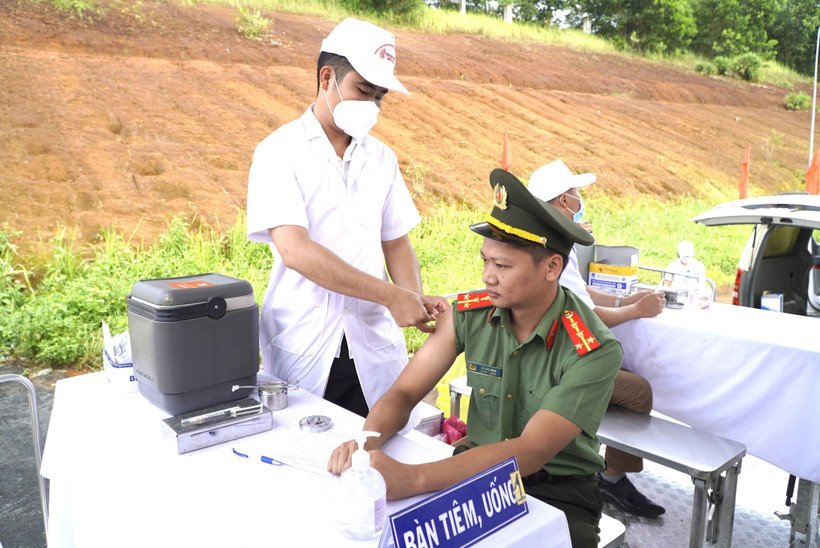 Cán bộ Đắk Nông tiêm phòng Covid-19 sau lễ phát động. Ảnh: Ngọc Minh - TTXVN