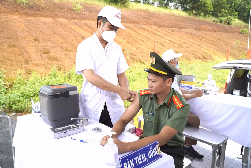 Cán bộ Đắk Nông tiêm phòng Covid-19 sau lễ phát động. Ảnh: Ngọc Minh - TTXVN