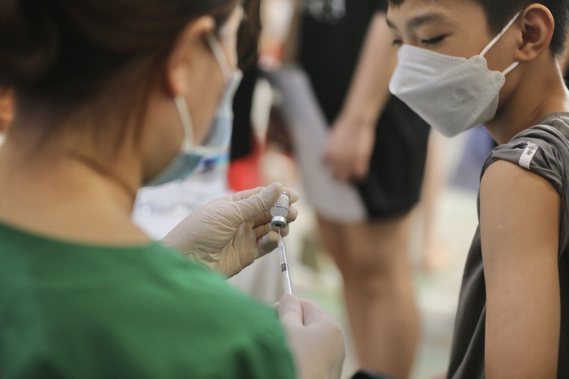 Vaccine tiêm đợt này là vaccine của Pfizer. Ảnh: Minh Quyết - TTXVN