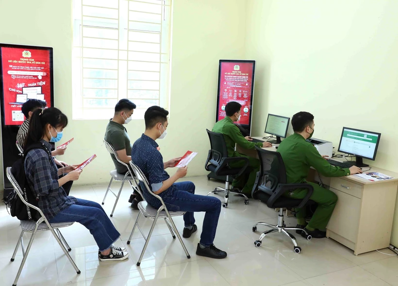 Người dân đến làm thủ tục đăng ký tài khoản định danh điện tử tại Nhà văn hóa Tổ dân phố số 1, phường Dịch Vọng Hậu, Cầu Giấy, Hà Nội. Ảnh: Phạm Kiên - TTXVN