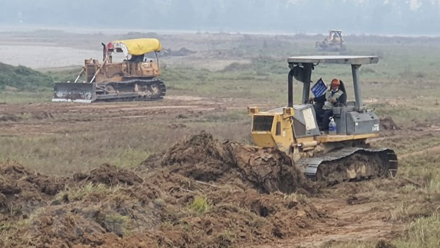Chính quyền địa phương và lực lượng chức năng thành phố Vĩnh Yên thực hiện cưỡng chế, thu hồi đất để giao cho Dự án Khu đô thị mới Nam Vĩnh Yên. Ảnh: Nguyễn Trọng Lịch-TTXVN