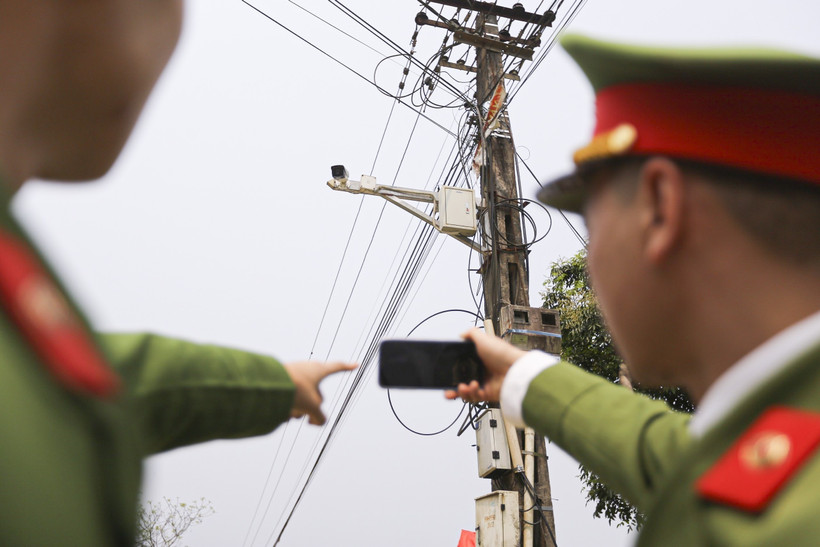 Hệ thống camera giám sát an ninh được đặt ở các tuyến Quốc lộ, các ngã ba, ngã tư đường, điểm trường, điểm chợ, điểm giao nhau giữa các xã và được kết nối đến điện thoại hoặc màn hình tivi, máy tính xách tay của lực lượng chức năng. Ảnh: Trọng Đạt - TTXVN