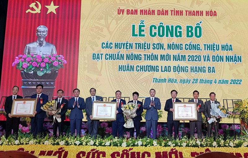 Bí thư Tỉnh ủy Thanh Hóa Đỗ Trọng Hưng và Chủ tịch UBND tỉnh Thanh Hóa Đỗ Minh Tuấn trao Quyết định Công nhận đạt chuẩn nông thôn mới của Thủ tướng Chính phủ và tặng hoa cho đại diện lãnh đạo, chính quyền và Nhân dân các huyện Triệu Sơn, Nông Cống và Thiệ