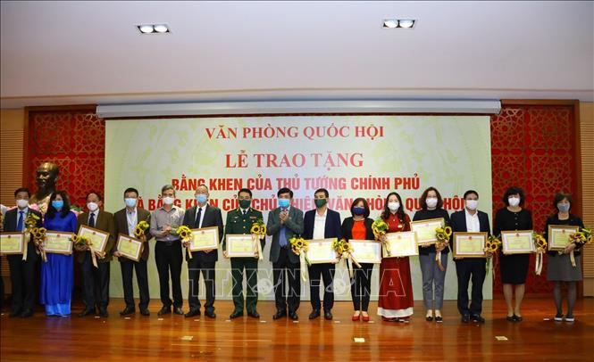 Tổng Thư ký Quốc hội, Chủ nhiệm Văn phòng Quốc hội Bùi Văn Cường trao Bằng khen của Chủ nhiệm Văn phòng Quốc hội cho các tập thể. Ảnh: Nguyễn Điệp - TTXVN