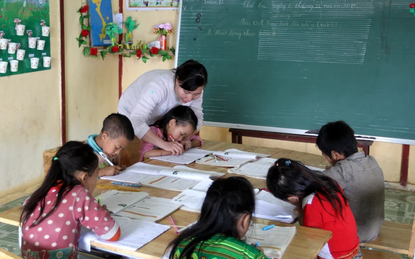 Giờ học của học sinh ghép lớp 2 và 3 tại điểm trường Séo Trung Hồ Mông, xã Bản Hồ (Sa Pa). Ảnh tư liệu: Quốc Khánh/TTXVN