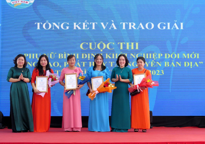 Ngày 22/9/2023, Hội Liên hiệp Phụ nữ tỉnh Bình Định tổ chức khai mạc Ngày hội phụ nữ khởi nghiệp năm 2023 với chủ đề “Phụ nữ Bình Định khởi nghiệp đổi mới sáng tạo - Phát huy tài nguyên bản địa”. Trong ảnh: Trao Giấy chứng nhận cho các ý tưởng đạt giải Cu