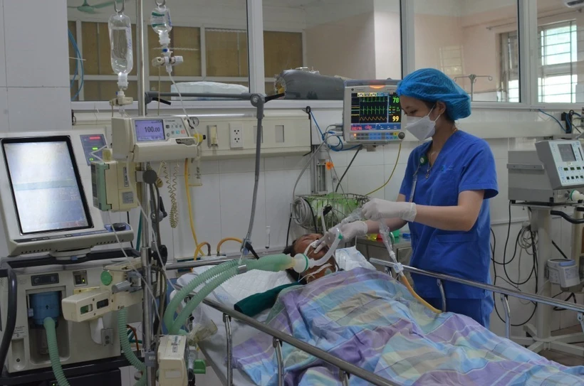Bệnh nhân bị ngộ độc so biển đang được hồi sức tích cực tại Bệnh viện Bãi Cháy. Ảnh: TTXVN phát