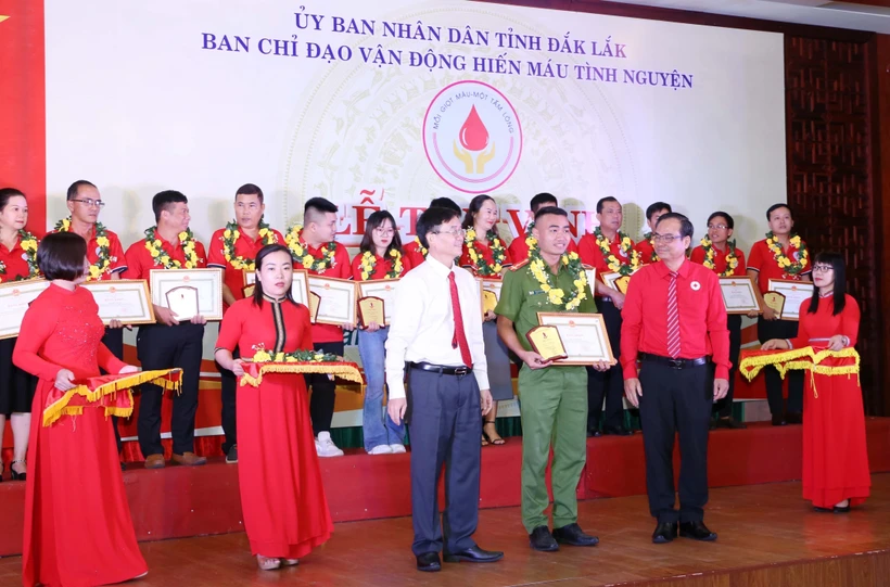 Đắk Lắk tôn vinh cá nhân hiến máu tiêu biểu giai đoạn 2013 – 2023. Ảnh: Hoài Thu – TTXVN