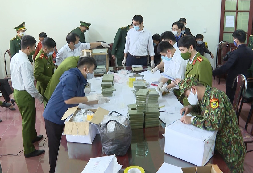 Bắt 4 đối tượng người dân tộc Mông vận chuyển 100 bánh heroin tại Lào Cai