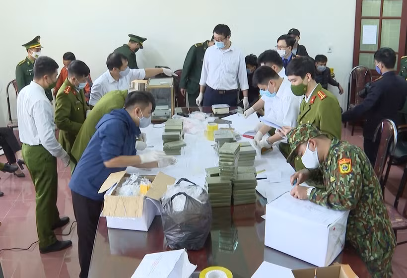 Bắt 4 đối tượng người dân tộc Mông vận chuyển 100 bánh heroin tại Lào Cai