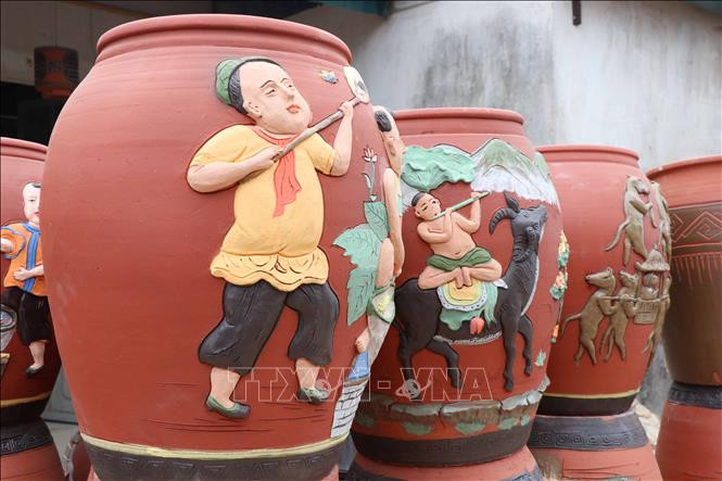 Nhiều họa tiết dân gian được các nghệ nhân Phù Lãng “thổi hồn” vào các sản phẩm. Ảnh: Thanh Thương- TTXVN