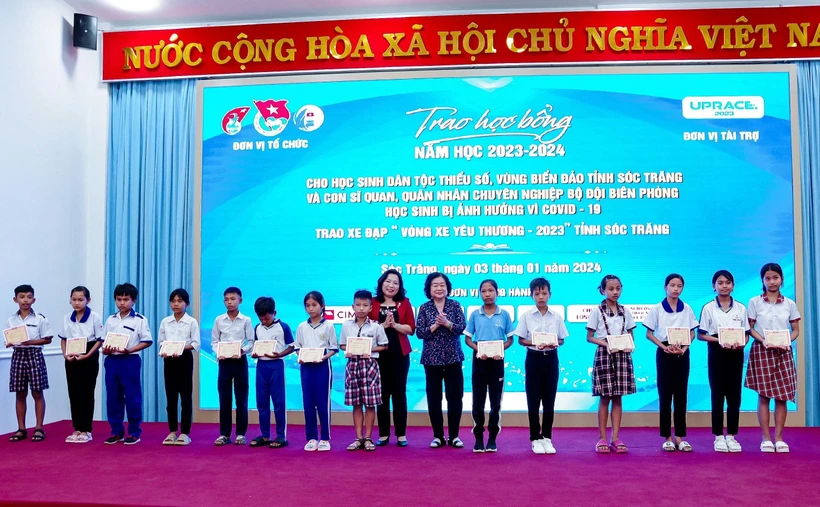Trao học bổng Vừ A Dính cho con em đồng bào dân tộc thiểu số tại Sóc Trăng. Ảnh: Trung Hiếu-TTXVN