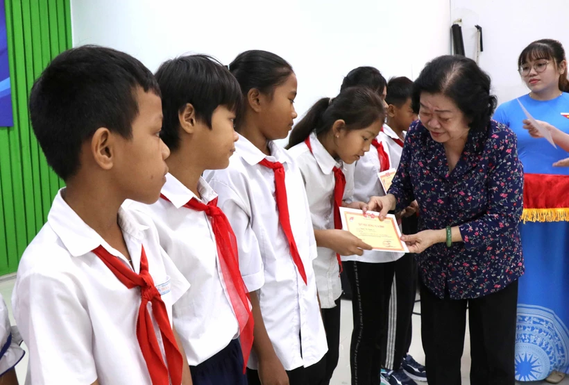 Trao học bổng cho học sinh nghèo, dân tộc thiểu số ở Trà Vinh