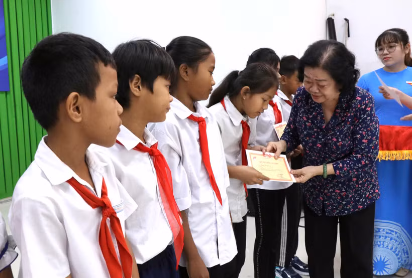 Trao học bổng cho học sinh nghèo, dân tộc thiểu số ở Trà Vinh