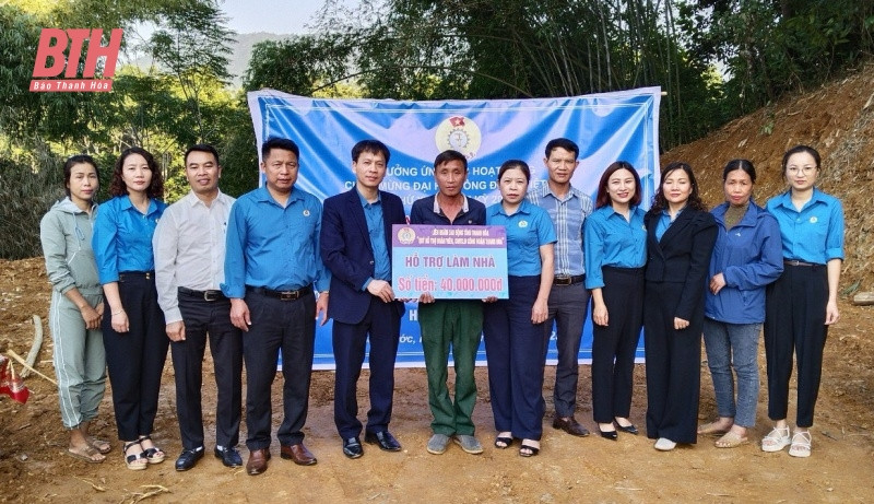 Phó Chủ tịch LĐLĐ tỉnh Thanh Hóa Nguyễn Minh Cảnh trao hỗ trợ trao kinh phí hỗ trợ xây dựng “Mái ấm công đoàn” cho đoàn viên khó khăn tại huyện Bá Thước. Ảnh: baothanhhoa.vn