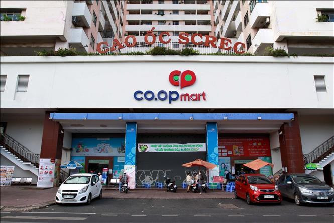 Siêu thị Co,op mart Nhiêu Lộc - Thị Nghè trên đường Trường Sa chỉ mở 1 cửa để hạn chế người ra vào phòng, chống COVID-19. Ảnh: Thanh Vũ - TTXVN