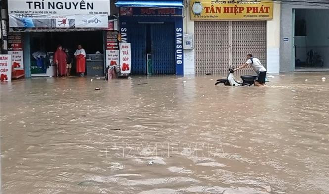 Trung tâm thị trấn La Hai (huyện Đồng Xuân) nước lũ ngập phổ biến từ 1m đến 2,5m. Ảnh: Xuân Triệu - TTXVN