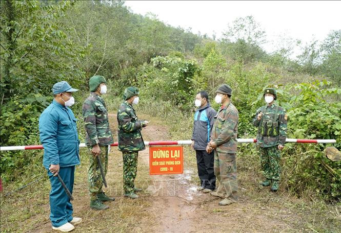 Chiến sỹ biên phòng tuyên truyền, nhắc nhở người dân tại chốt kiểm soát dịch COVID-19. Ảnh: Xuân Tư – TTXVN
