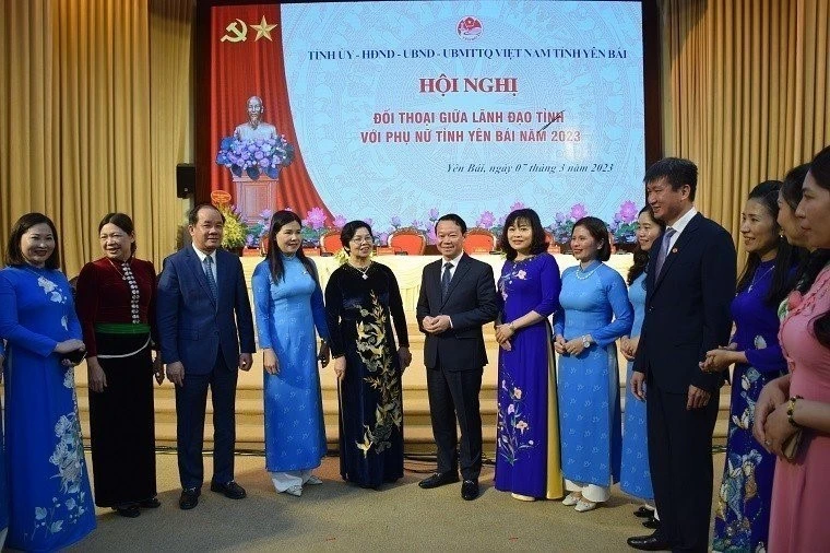 Các đồng chí lãnh đạo tỉnh gặp gỡ, trao đổi với các nữ đại biểu bên lề Hội nghị. Ảnh: TTXVN phát