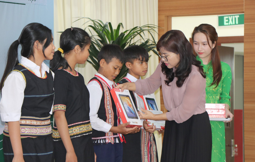 Trao tặng gần 11.400 máy tính bảng cho học sinh vùng sâu, vùng xa tỉnh Kon Tum 
