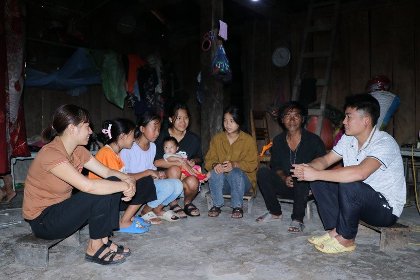Thầy cô giáo trường Trường Phổ thông dân tộc bán trú Trung học cơ sở Pa Vệ Sủ, huyện Mường Tè đến nhà người dân vận động học sinh đến lớp năm học mới. Ảnh: Nguyễn Oanh-TTXVN