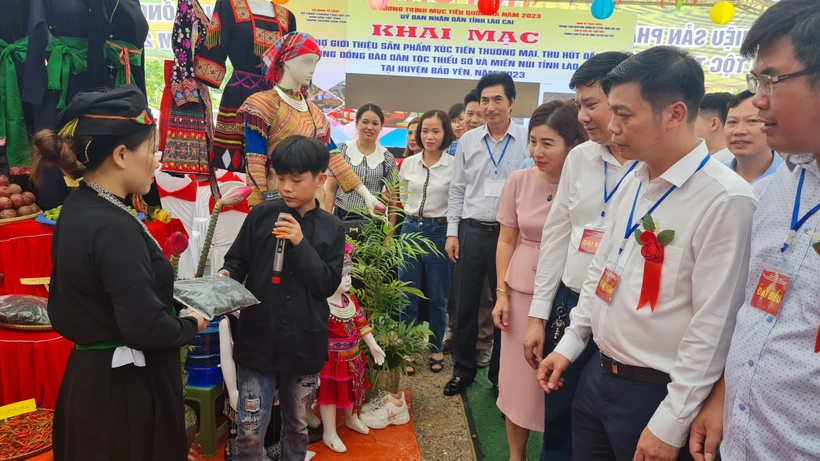 Hội chợ thu hút nhiều du khách, đại biểu tới tham quan, mua bán. Ảnh: Hương Thu - TTXVN