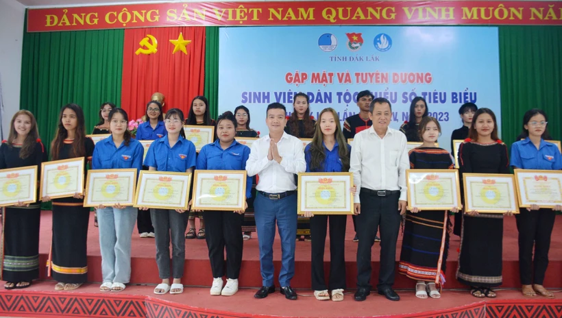 Tuyên dương sinh viên dân tộc thiểu số tỉnh Đắk Lắk có thành tích học tập giỏi, xuất sắc. Ảnh: Hoài Thu – TTXVN