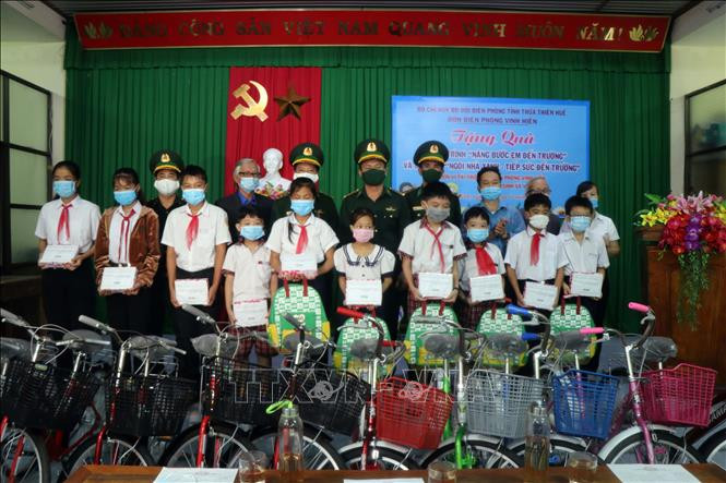 Lãnh đạo Bộ Chỉ huy Bộ đội Biên phòng tỉnh Thừa Thiên – Huế trao quà và xe đạp cho các em học sinh xã Lộc Bình, huyện Phú Lộc. Ảnh: Đỗ Trưởng - TTXVN