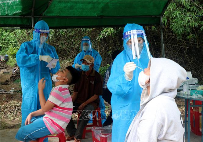 Người dân được lấy mẫu xét nghiệm Covid-19 miễn phí. Ảnh: Sỹ Thắng-TTXVN