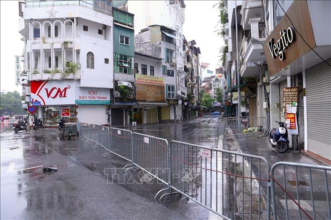 Phố Đình Ngang, phường Cửa Nam, quận Hoàn Kiếm bị phong tỏa. Ảnh: Hoàng Hiếu - TTXVN