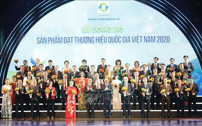Phó Thủ tướng Thường trực Trương Hoà Bình, Bộ trưởng Bộ Thông tin và Truyền thông Lê Mạnh Hùng trao biểu trưng cho các đơn vị. Ảnh: Trần Việt - TTXVN