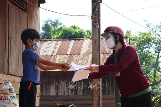 Cô Lê Thị Tuyến, giáo viên lớp 2A, trường Tiểu học Ama Trang Lơng, xã Cư Mgar, huyện Cư M'gar (Đắk Lắk) giao và hướng dẫn bài tại nhà cho học sinh. Ảnh: Tuấn Anh – TTXVN