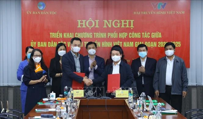 Bộ trưởng, Chủ nhiệm Ủy ban Dân tộc Hầu A Lềnh và Tổng Giám đốc Đài Truyền hình Việt Nam Lê Ngọc Quang ký kết Chương trình phối hợp công tác giai đoạn 2021-2025. Ảnh: Văn Điệp - TTXVN